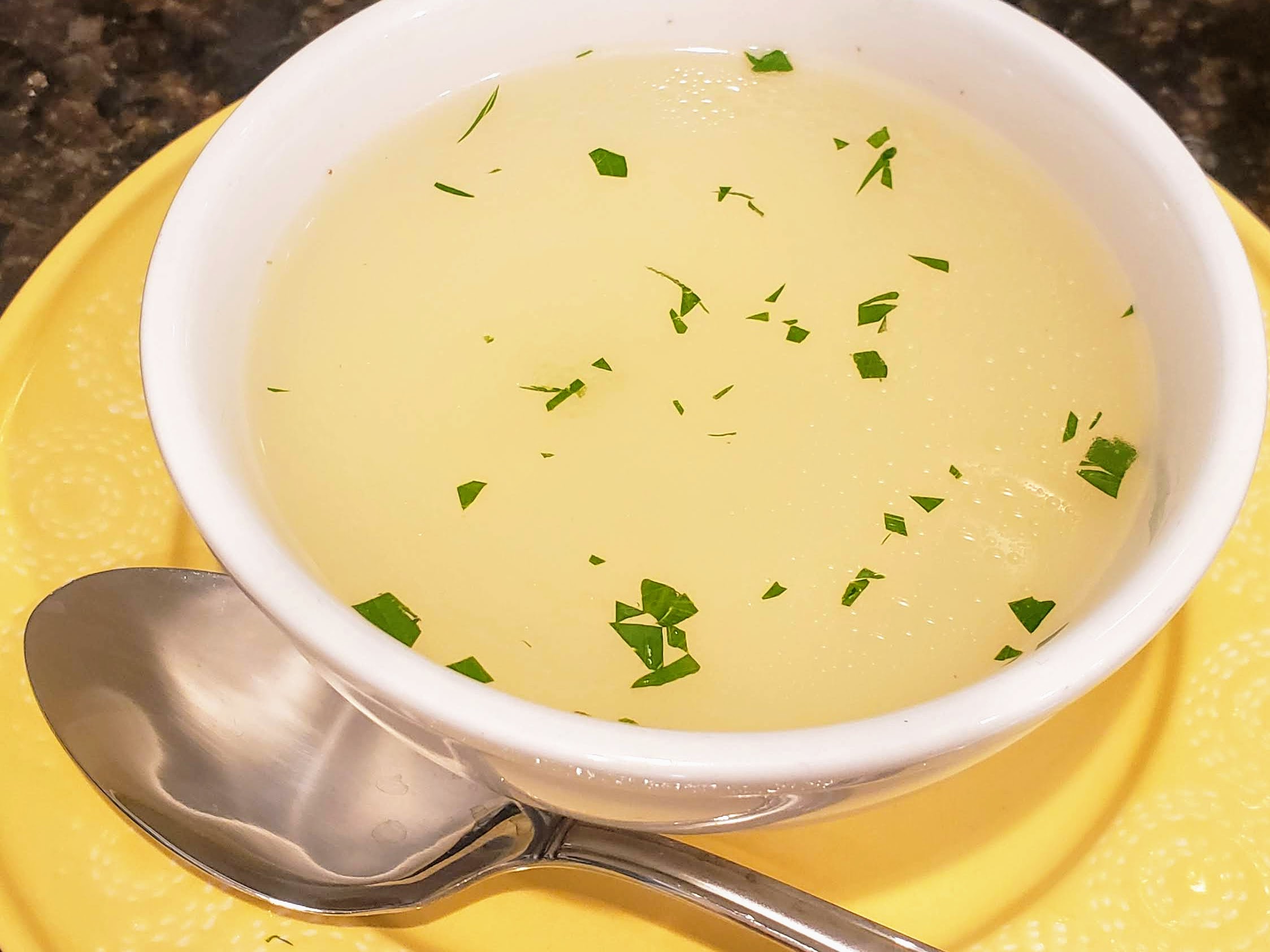 Quick and easy chicken broth Sweet Zivile